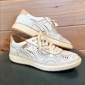 PIKOLINOS Women's White and Tan Sneakers